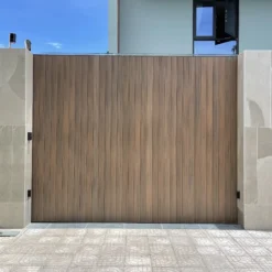 CỔNG GỖ NHỰA NGOÀI TRỜI