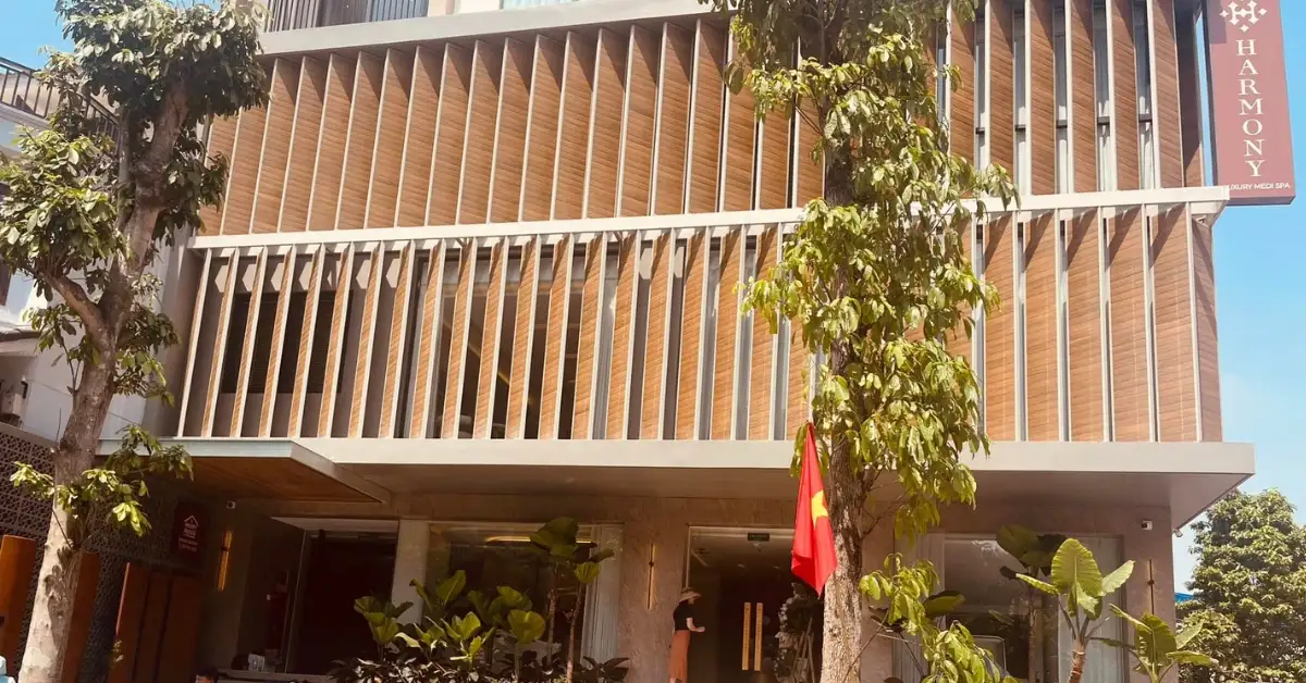 Lam chắn nắng gỗ nhựa đẹp hiện đại