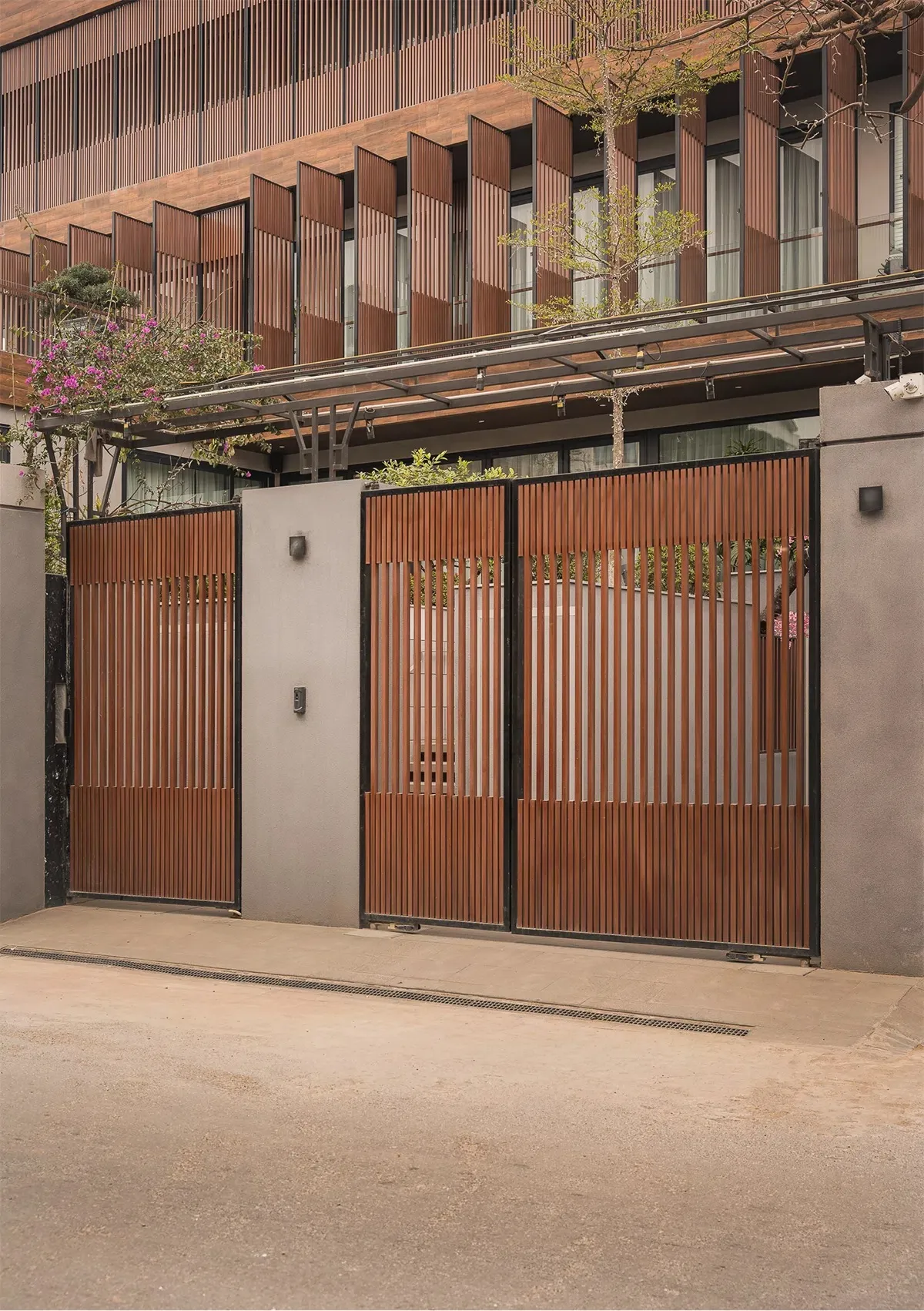 Cổng gỗ nhựa hòa quyện với kiến trúc của ngôi nhà