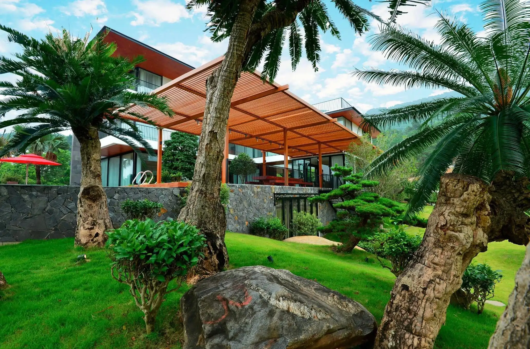 Lam gỗ nhựa chắn sáng ngoài trời