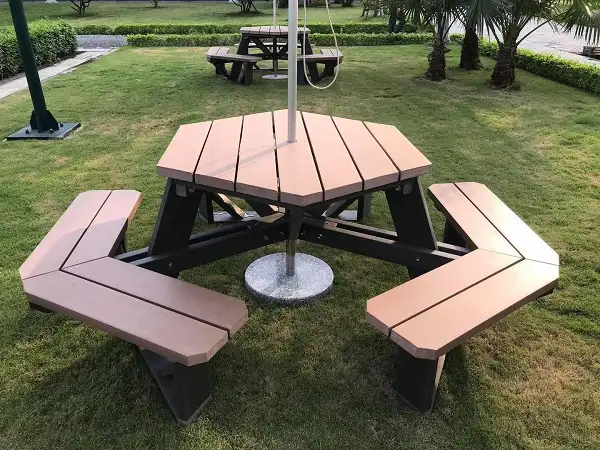 Bàn ghế làm bằng gỗ nhựa được ứng dụng tại các khu nghỉ dưỡng