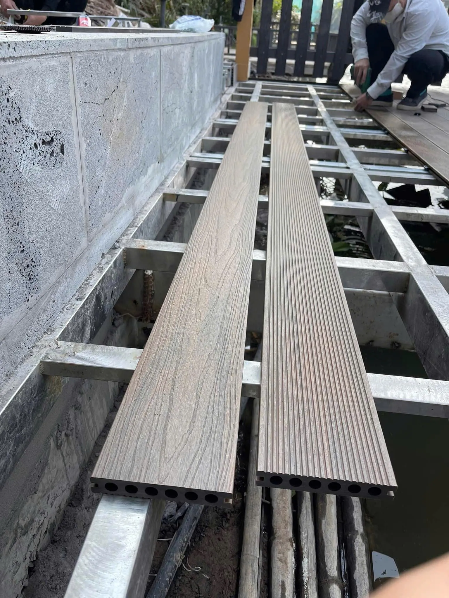 Thi công sàn gỗ nhựa Kiến Mộc Phát