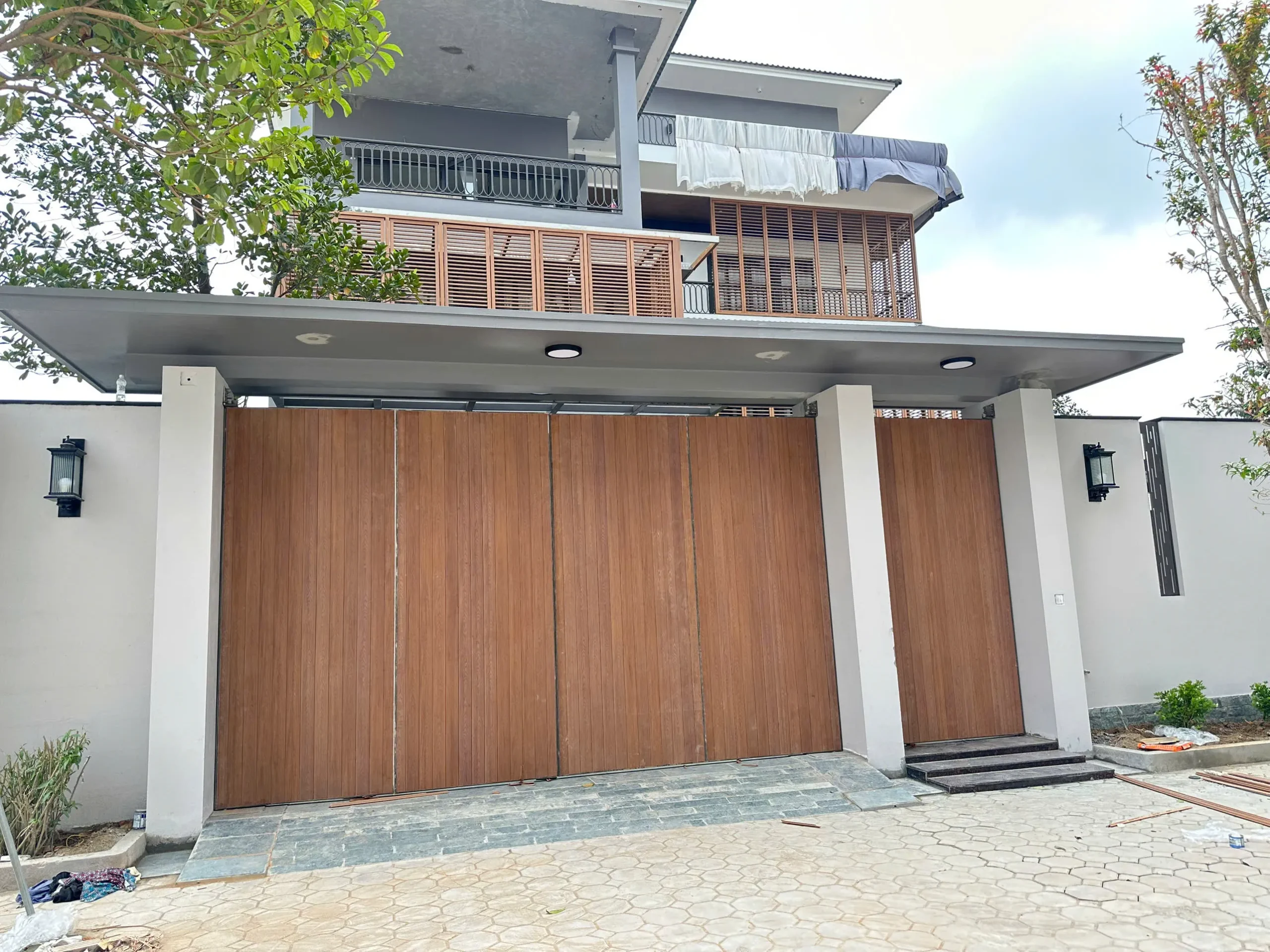 Cổng gỗ nhựa trang trí cho khu vực mặt tiền