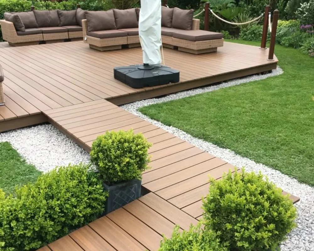 Sàn gỗ nhựa được lát ở lối đi trong vườn