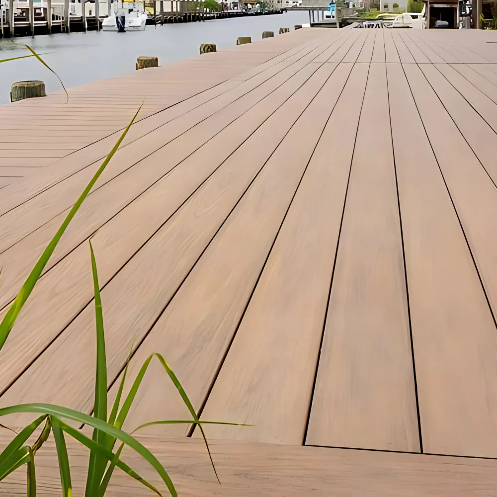 Sàn gỗ nhựa ngoài trời phù hợp để lát khu vực gần nước