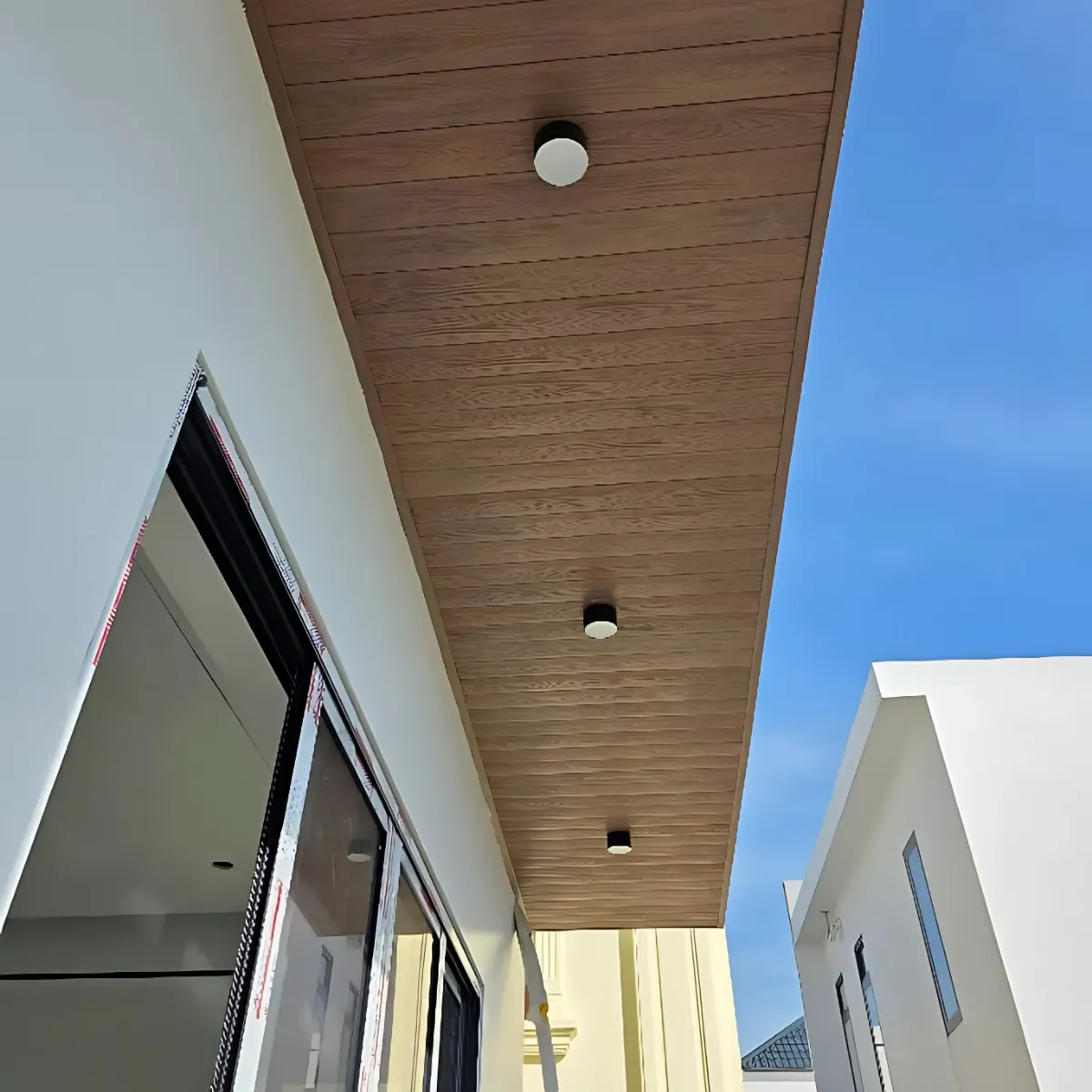 Đèn LED chiếu sáng phối hợp với gỗ nhựa tăng tính thẩm mỹ cho căn hộ Đèn LED chiếu sáng phối hợp với gỗ nhựa tăng tính thẩm mỹ cho căn hộ