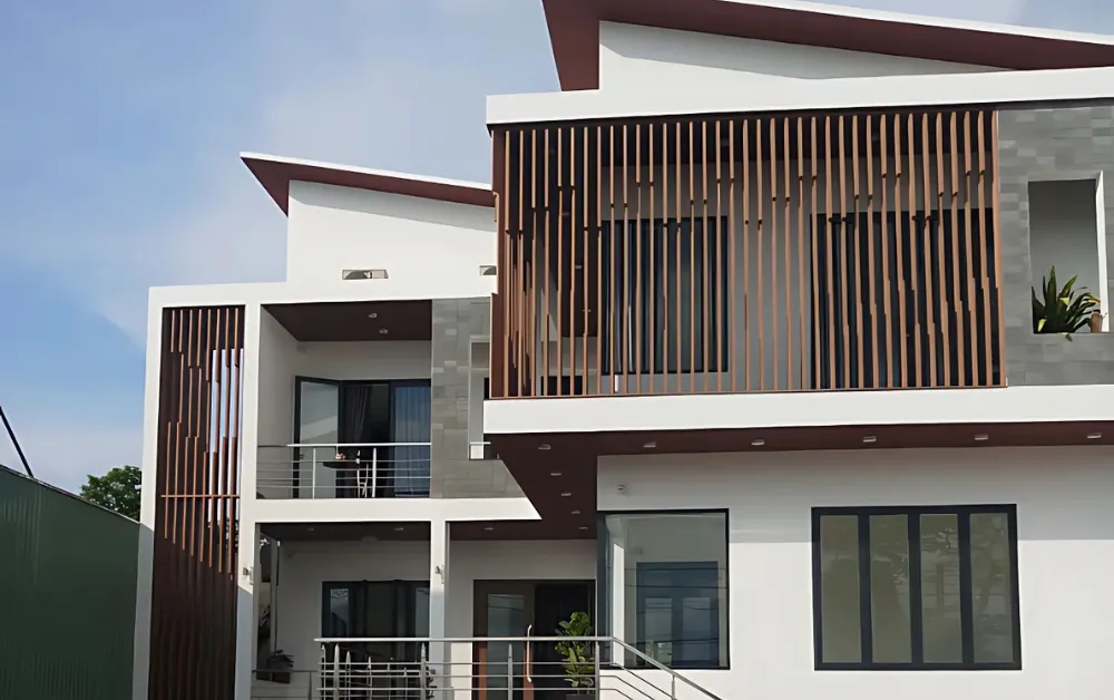 Lam gỗ dọc, ngang không đều nhau để trang trí mặt tiền Lam gỗ dọc, ngang không đều nhau