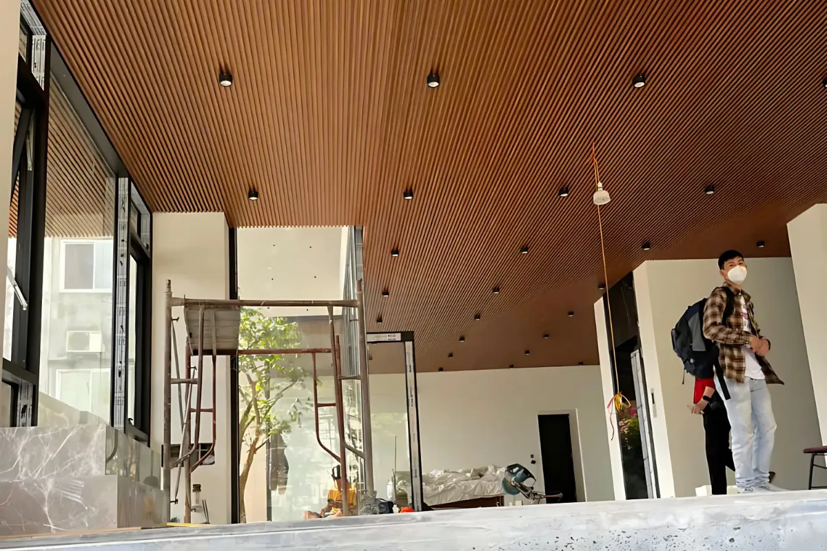 Tấm ốp gỗ nhựa thi công bởi Kiến Mộc Phát Tấm ốp gỗ nhựa thi công bởi Kiến Mộc Phát