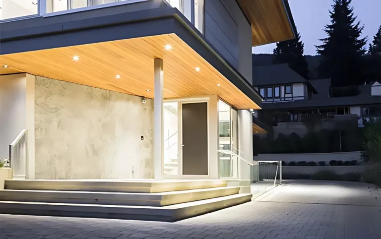 Trần gỗ mái hiên kết hợp ánh sáng LED âm trần hiện đại