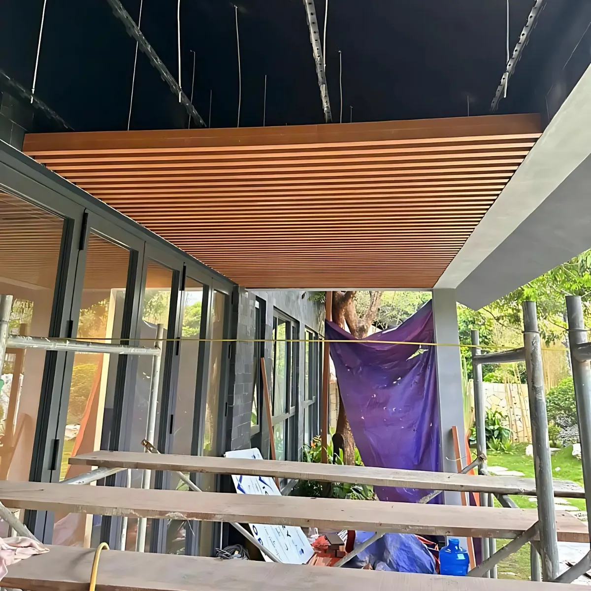 Trần nan gỗ louver - Thi công bởi Kiến Mộc Phát