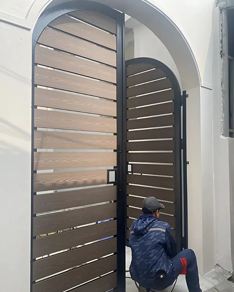 Cổng gỗ nhựa 2 cánh mái vòm