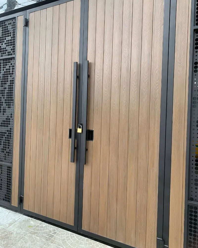 Cổng gỗ nhựa 2 cánh màu nâu nhạt phối sắt Cổng gỗ nhựa 2 cánh màu nâu nhạt