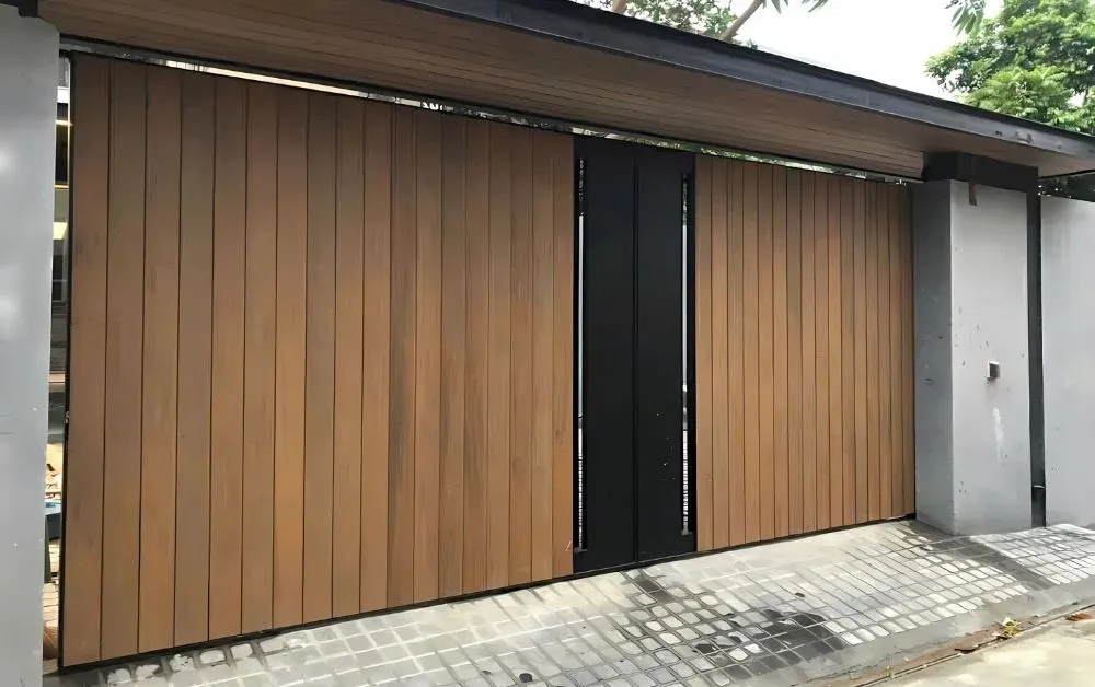 Cổng gỗ nhựa kết hợp với tấm ốp mái che cổng đồng màu Cổng gỗ nhựa kết hợp với tấm ốp mái che cổng đồng màu