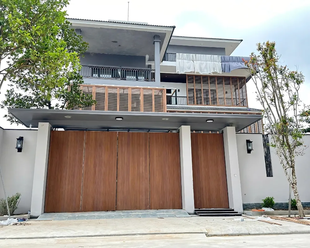 Cổng gỗ nhựa cho mặt tiền Cổng là một ngôn ngữ riêng