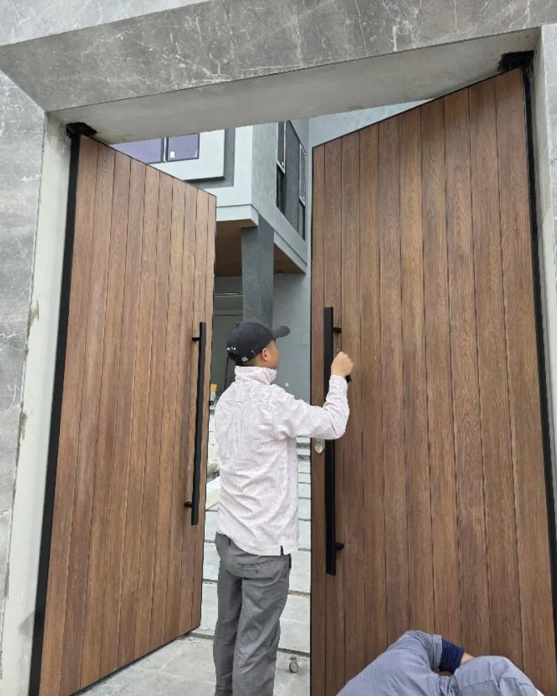 Cổng mở quay gỗ nhựa truyền thống Cổng mở quay gỗ nhựa truyền thống