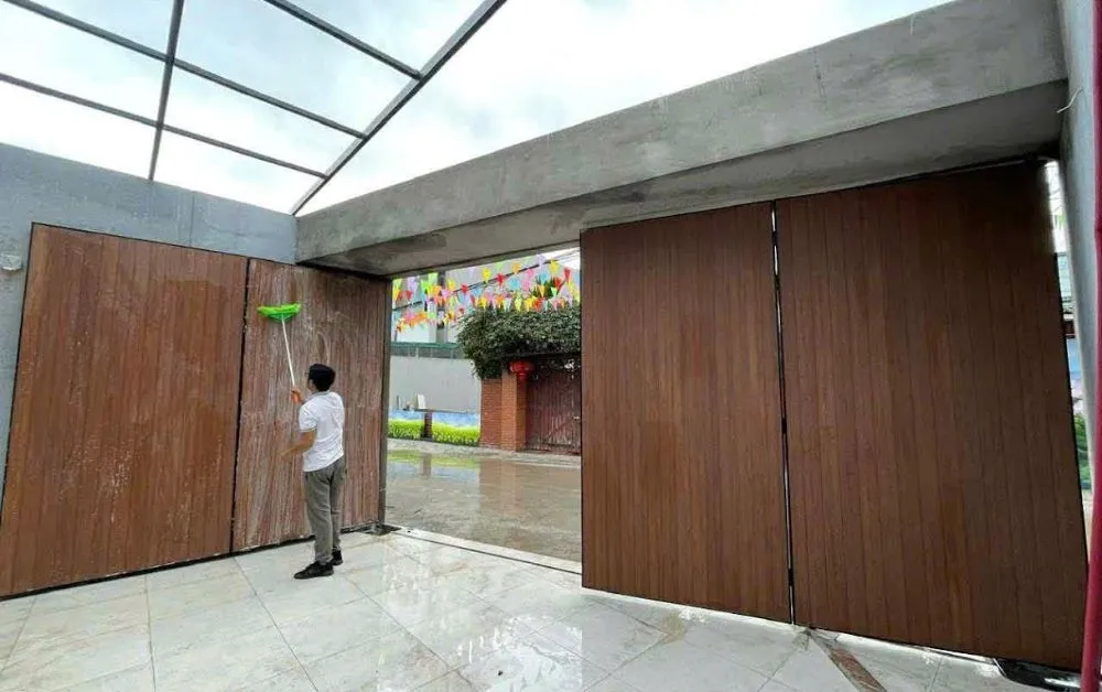 Hoàn thiện thi công cổng gỗ nhựa Hoàn thiện thi công cổng gỗ nhựa