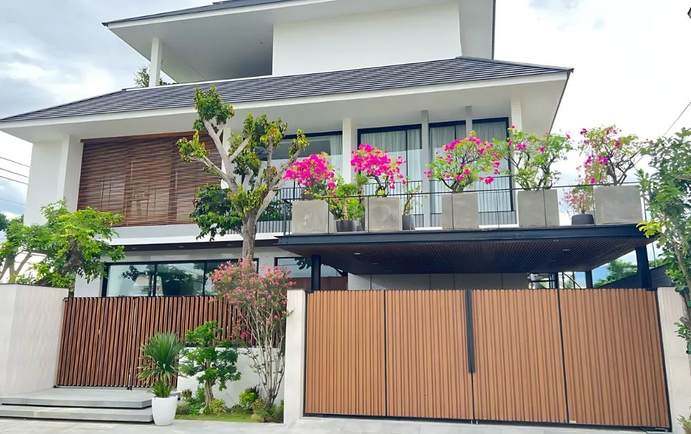 Mẫu cổng gỗ nhựa đơn giản mà hiện đại cho biệt thự Mẫu cổng gỗ nhựa đơn giản mà hiện đại cho biệt thự