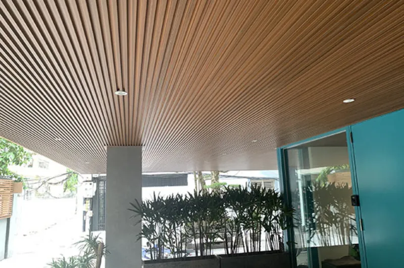 Sự bền bỉ đáng kinh ngạc của ốp trần gỗ nhựa trong những công trình lớn Sự bền bỉ đáng kinh ngạc của ốp trần gỗ nhựa trong những công trình lớn