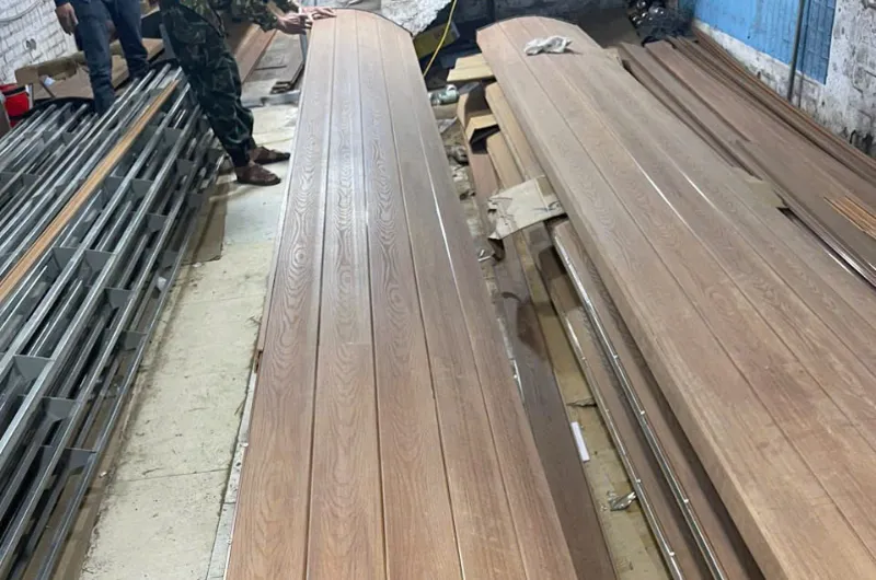 Thi công chớp gỗ nhựa