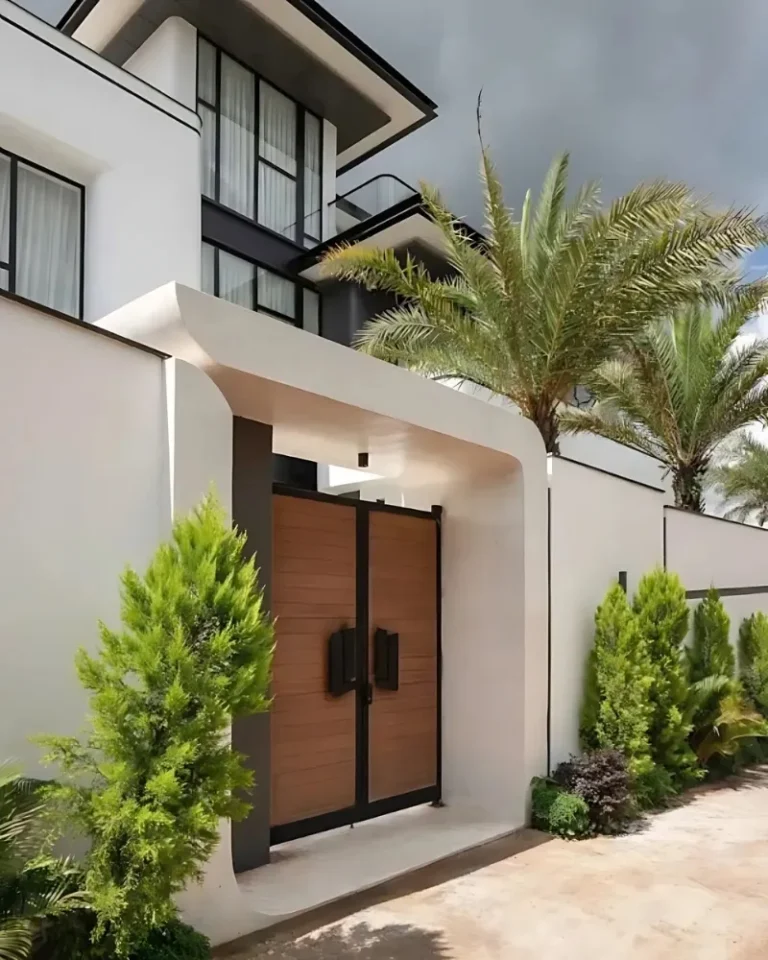 Cổng gỗ nhựa và mưa bão