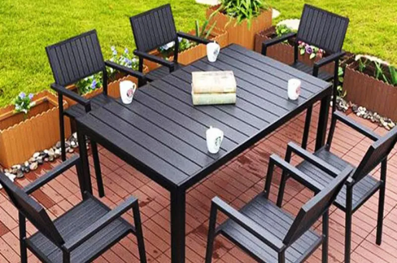 Bàn gỗ nhựa mang lại càm giác gần gũi với thiên nhiên