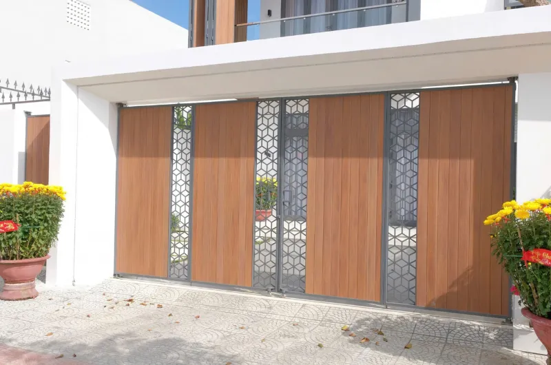Cửa cổng ốp gỗ nhựa có thể được sử dụng lâu dài