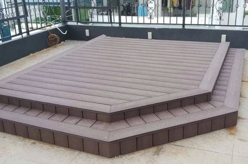 Để được sử dụng ở môi trường ngoài trời thì gỗ nhựa phải có những đặc điểm đáng tin