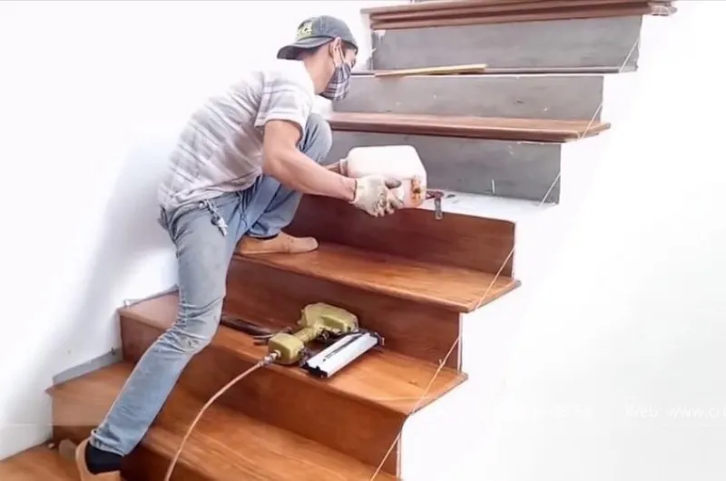 Đội ngũ thi công cầu thang nhựa giả gỗ chất lượng và uy tín