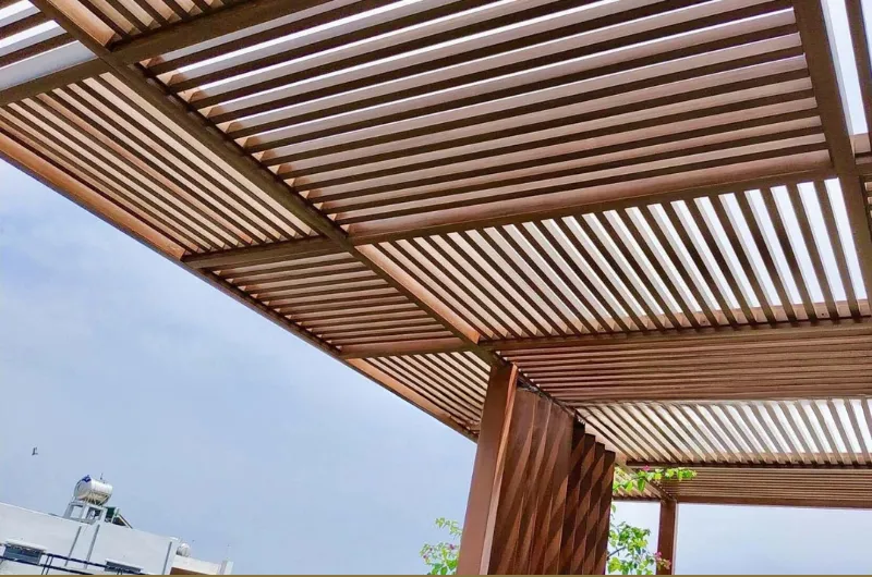 Giàn hoa gỗ nhựa ngoài trời đáp ứng các nhu cầu về chất lượng và giá thành đi đôi với thẩm mỹ là những ưu điểm vượt trội
