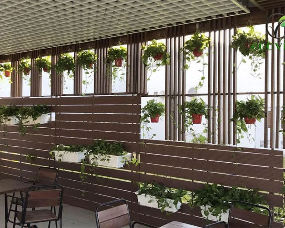 Hàng rào gỗ nhựa trang trí quán cafe