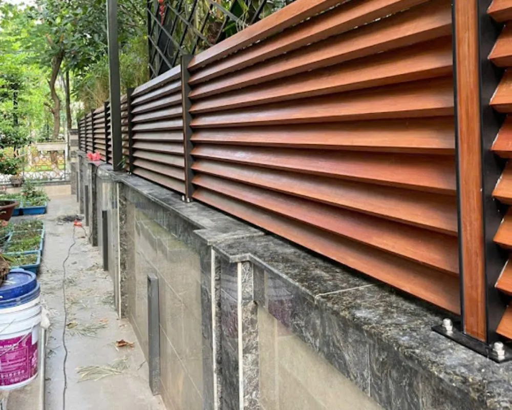 Sáng tạo từ Kiến Mộc Phát khi lắp đặt hàng rào gỗ nhựa từ thanh lam có thể điều chỉnh đóng mở thay vì sử dụng tấm làm hàng rào thông thường