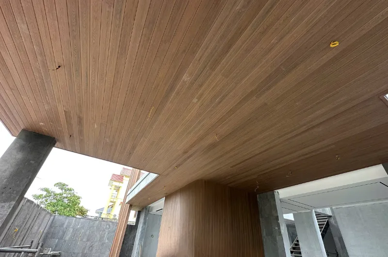 Tấm ốp gỗ nhựa mang ưu điểm vượt trội hơn gỗ truyền thống