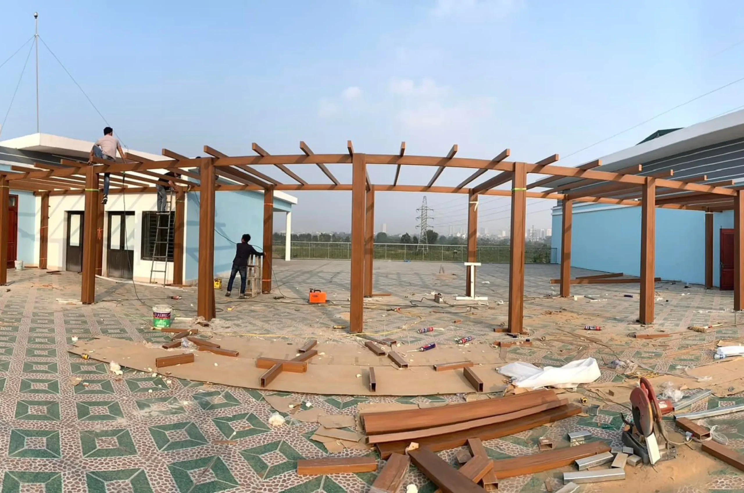 Thi công giàn hoa gỗ nhựa ngoài trời