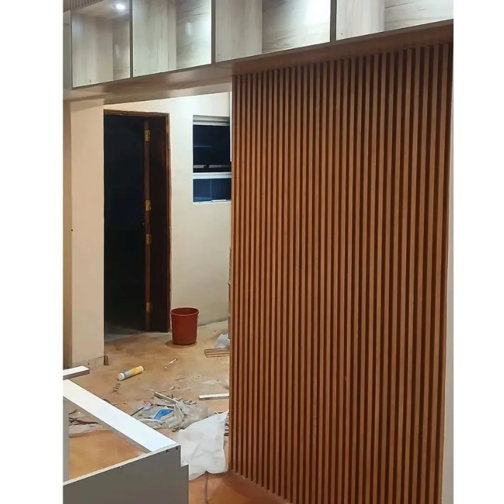 thi công tấm ốp nan gỗ nhựa