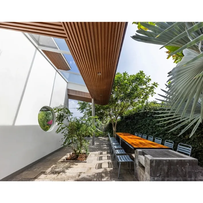 Không gian hiên nhà ngoài trời có tấm ốp gỗ nhựa