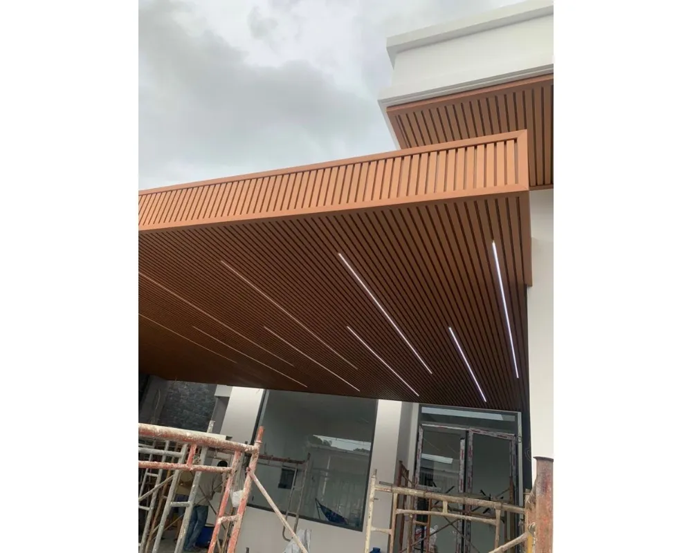 Nan nhựa giả gỗ tone nâu sáng cho không gian mở