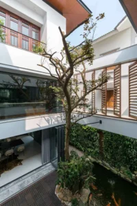 Sân vườn và giếng trời trong nhà gỗ nhựa xanh mát