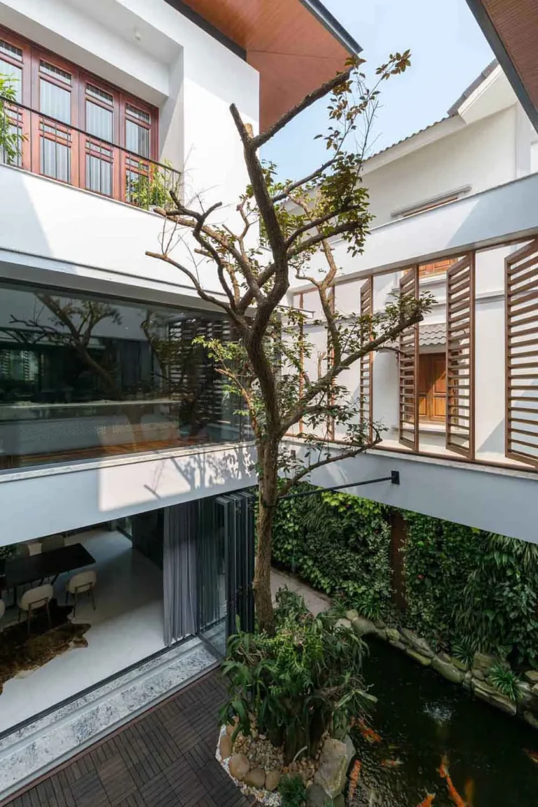 Sân vườn và giếng trời trong nhà gỗ nhựa xanh mát