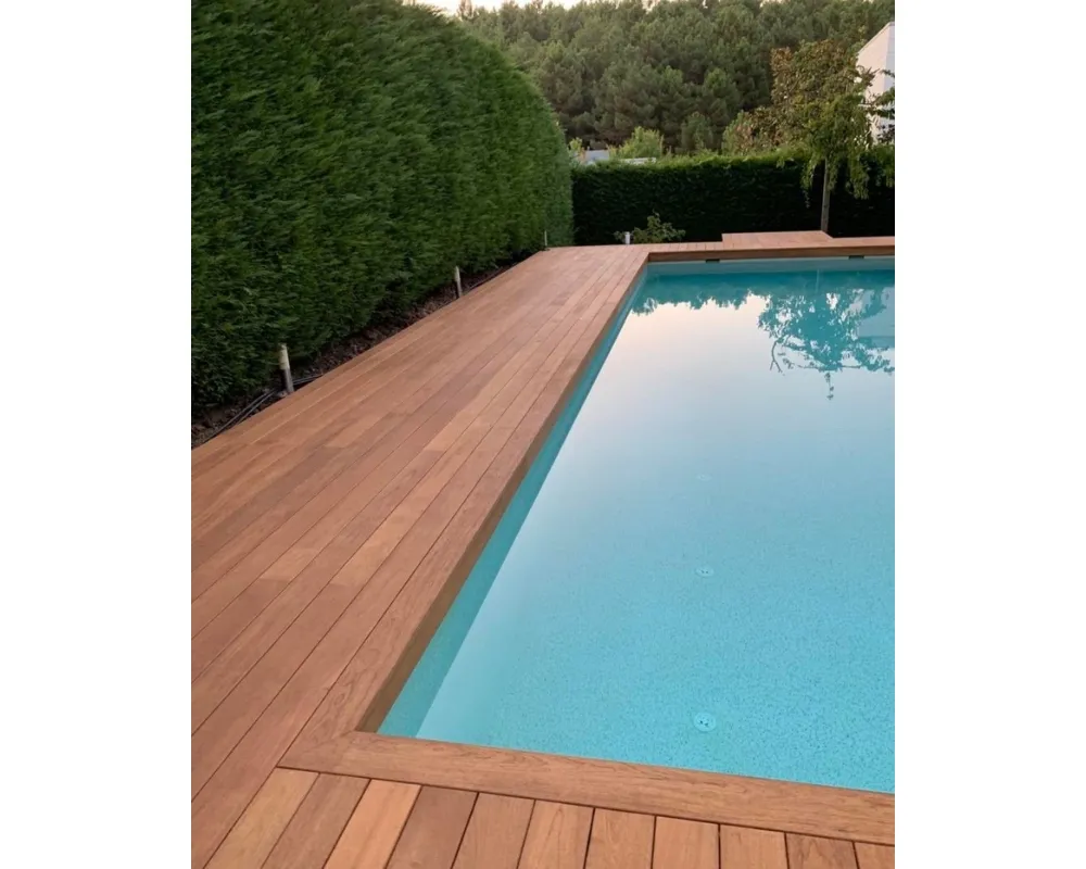 Ảnh sàn gỗ hồ bơi phối cùng cây xanh