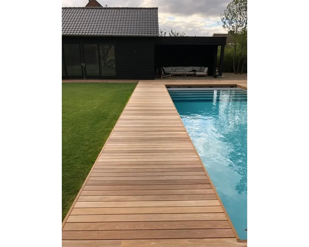 Ảnh sàn gỗ nhựa lót hồ bơi