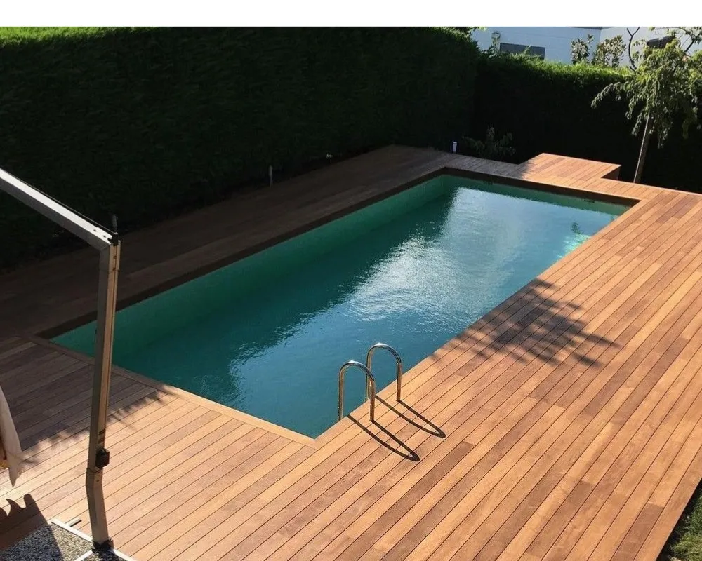 Ảnh tổng quan hồ bơi lát sàn gỗ ngoài trời